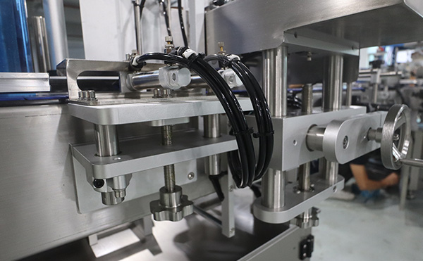 全自動雙側面貼標機,側面貼標機,全自動貼標機生產(chǎn)廠家