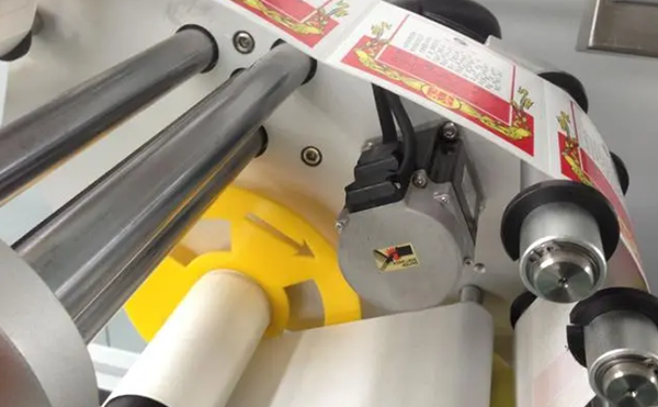 實時打印貼標機,平面貼標機設(shè)備,貼標機廠家,高臻智能